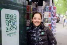 Portrait d'une kiosquaire Paris je t'aime avec QR Code Myparisjetaime